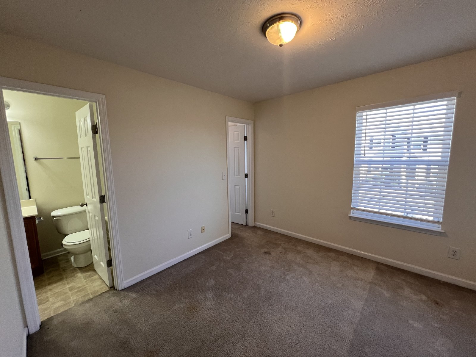 Available Now! 2 Bed, 2.5 Bath Townhome in The Cottages Of Lake Forest property image