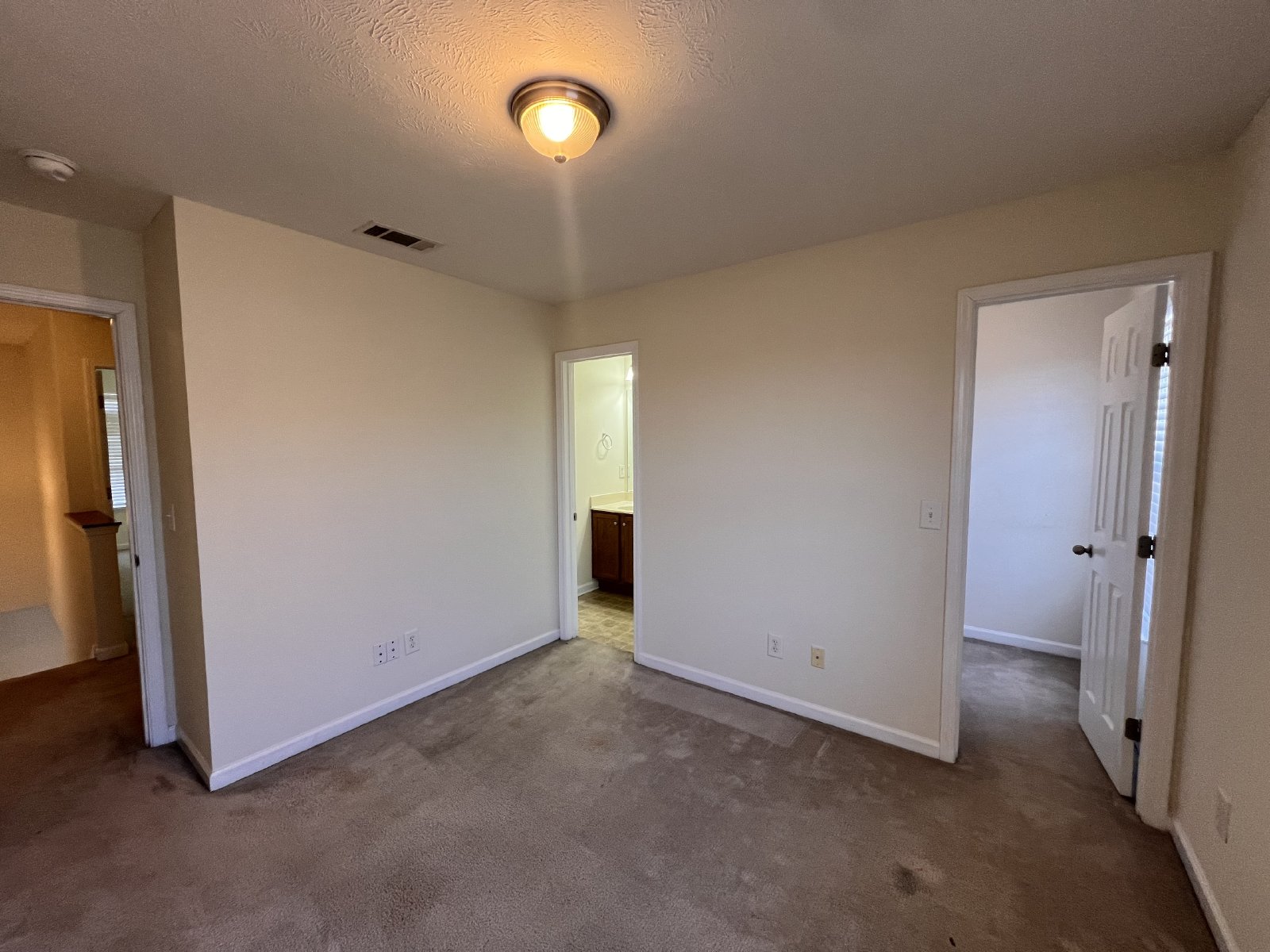 Available Now! 2 Bed, 2.5 Bath Townhome in The Cottages Of Lake Forest property image