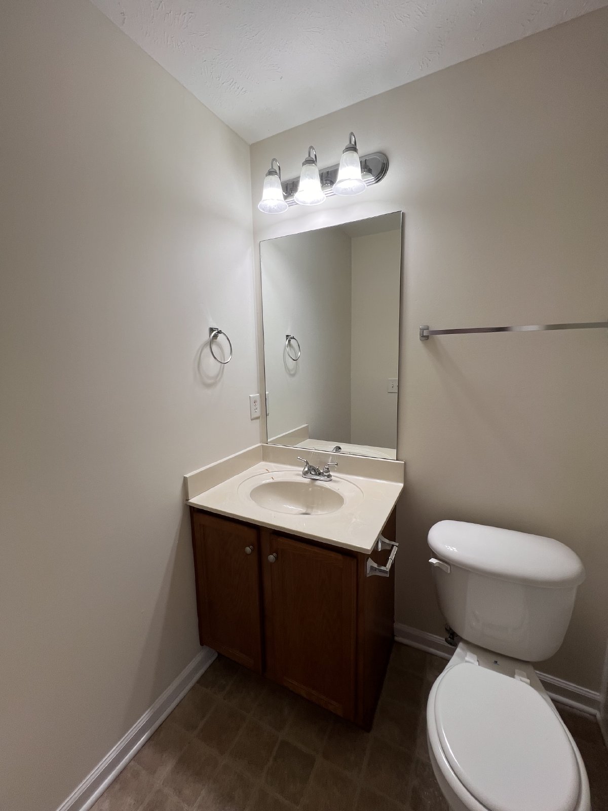 Available Now! 2 Bed, 2.5 Bath Townhome in The Cottages Of Lake Forest property image