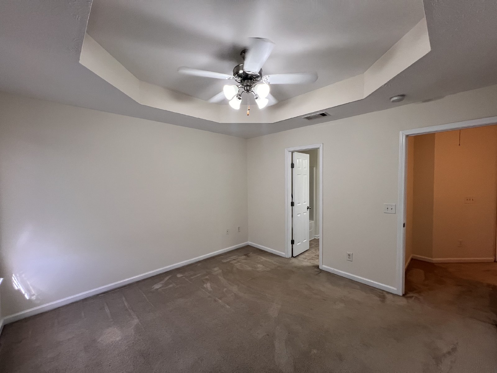 Available Now! 2 Bed, 2.5 Bath Townhome in The Cottages Of Lake Forest property image