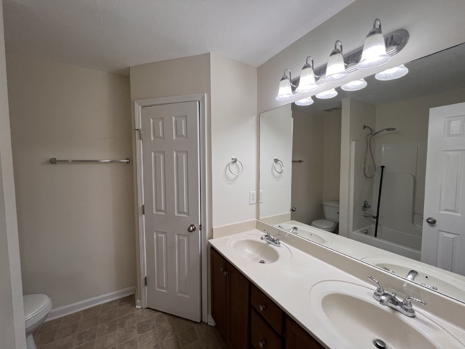 Available Now! 2 Bed, 2.5 Bath Townhome in The Cottages Of Lake Forest property image