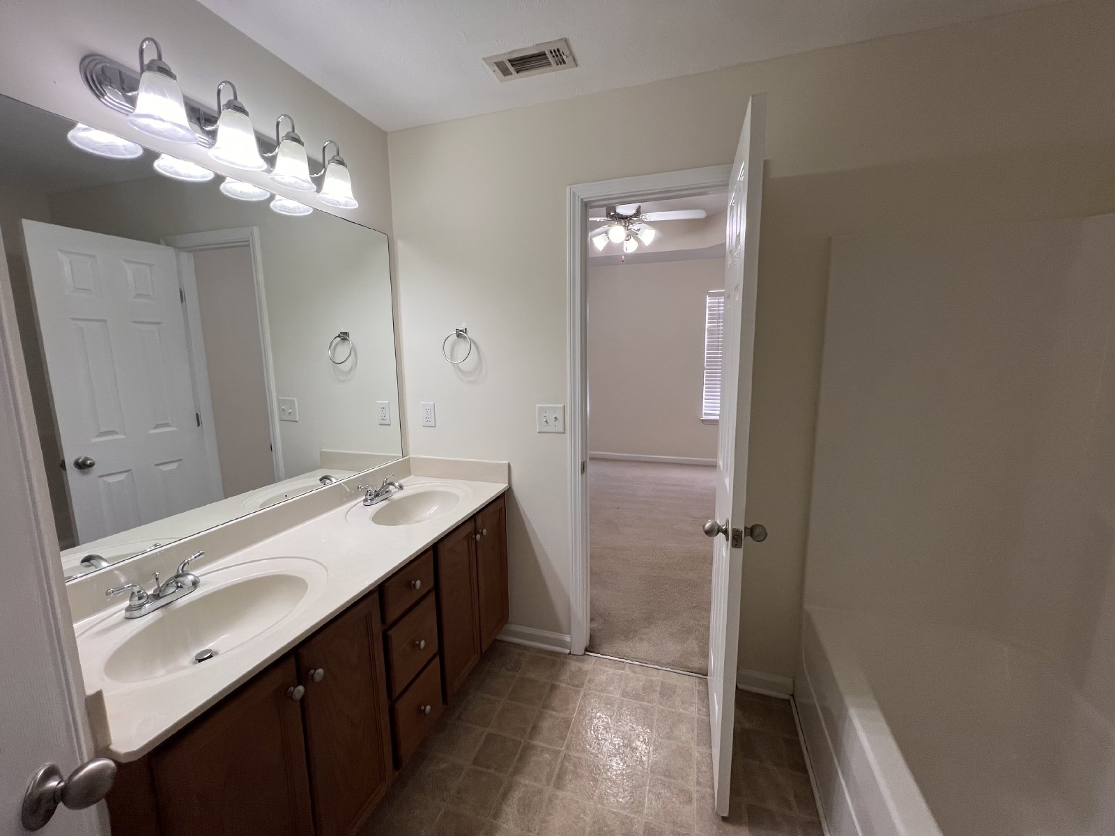 Available Now! 2 Bed, 2.5 Bath Townhome in The Cottages Of Lake Forest property image