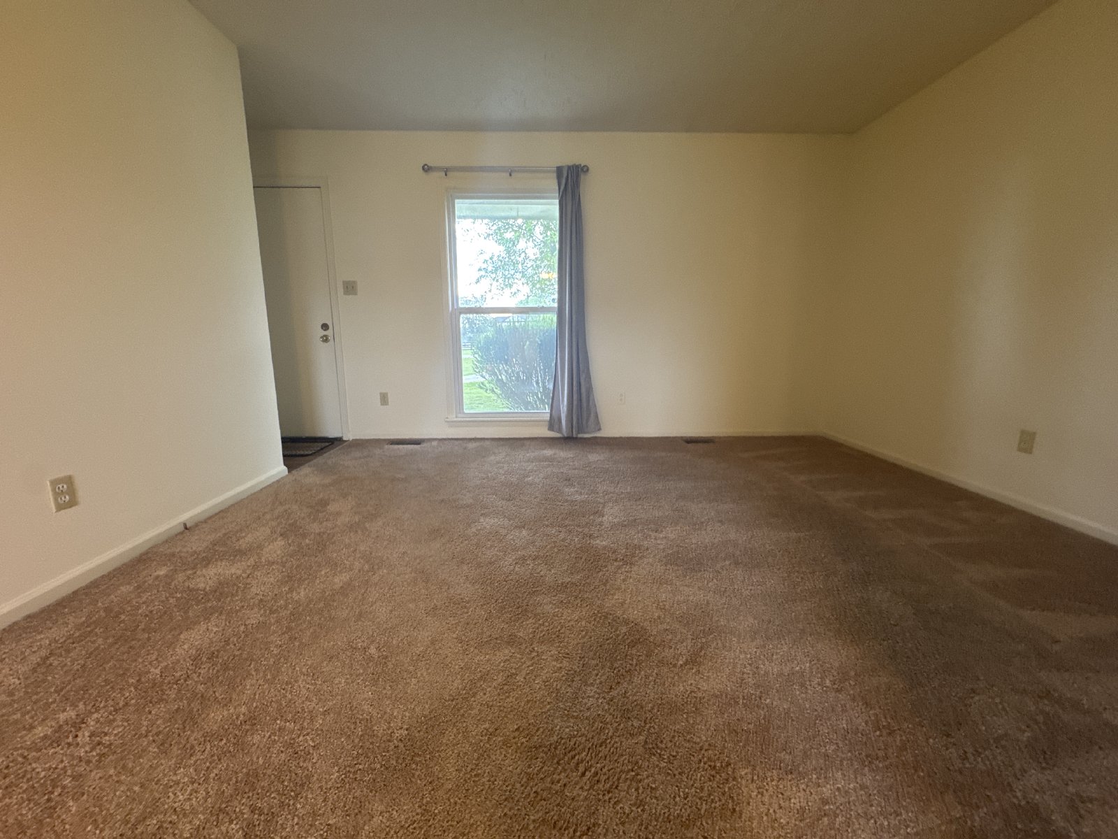 Spacious 3 Bed / 2 Bath Duplex in Lebanon – Comfortable Living with Convenient Location property image