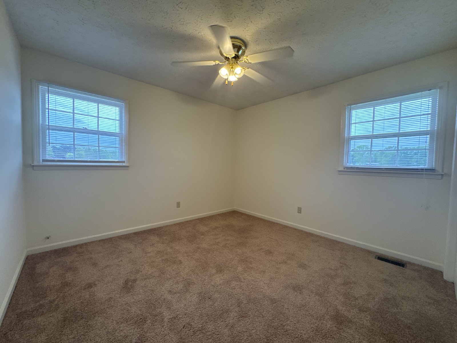 Spacious 3 Bed / 2 Bath Duplex in Lebanon – Comfortable Living with Convenient Location property image