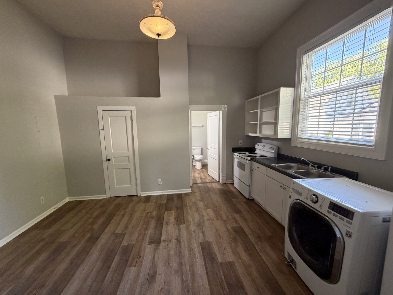 1 Bed 1 Bath Studio Style Apartment Minutes From the Square property image