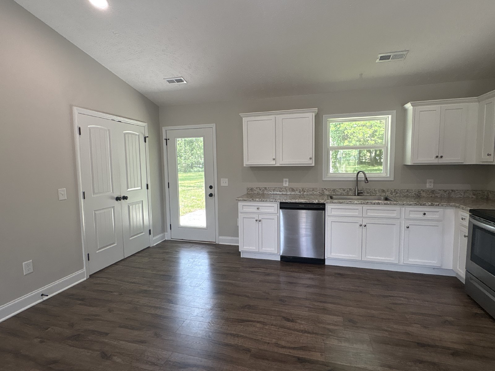 Spacious 3 Bed 2 Bath Duplex with Fenced-In Backyard! property image