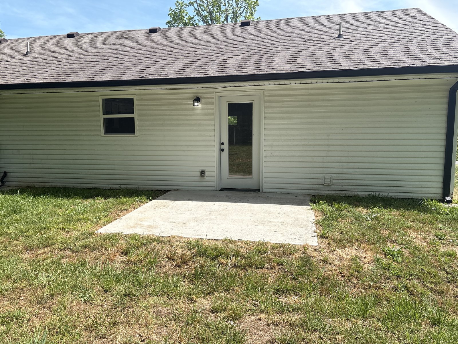Spacious 3 Bed 2 Bath Duplex with Fenced-In Backyard! property image
