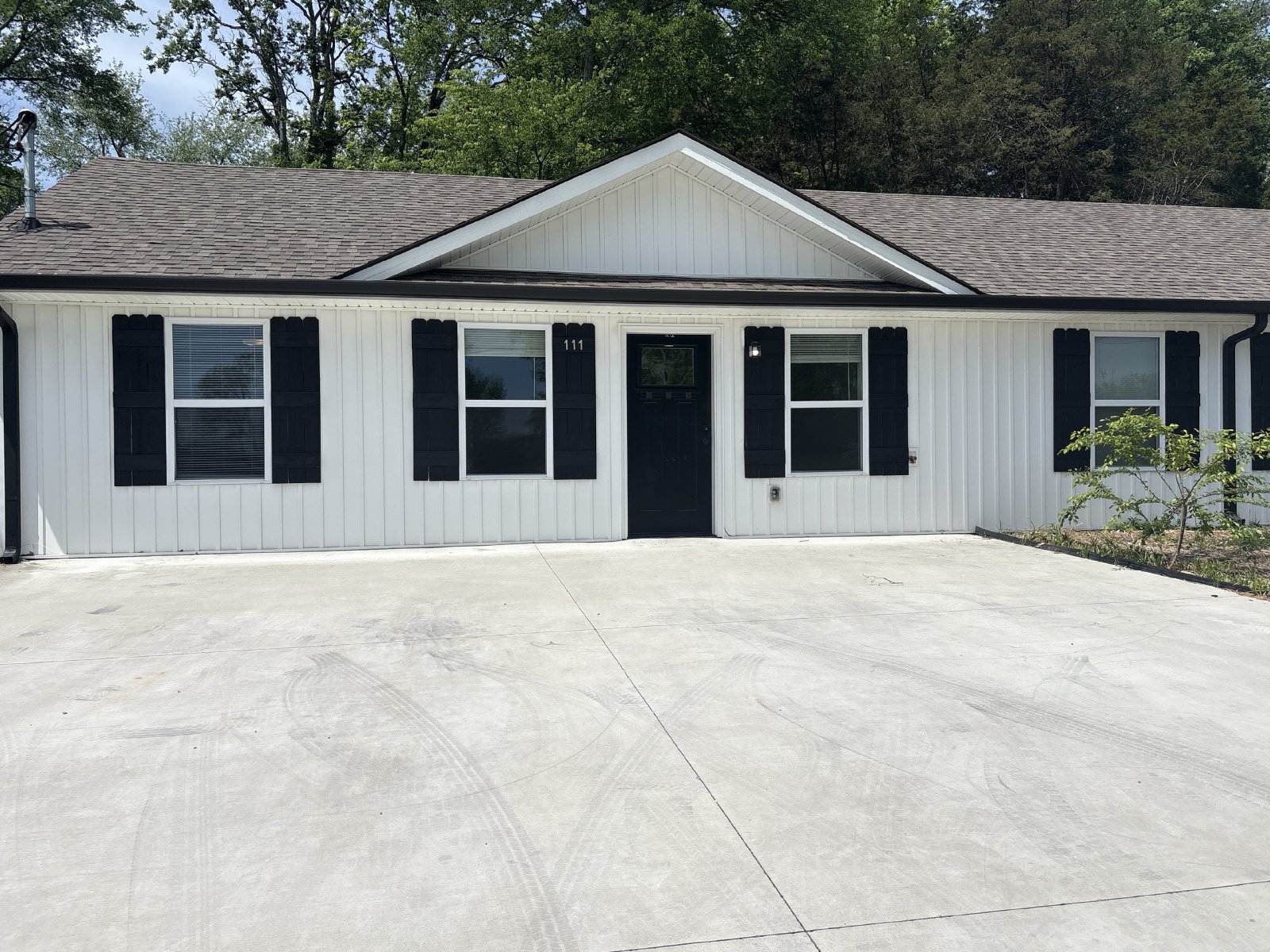 Spacious 3 Bed 2 Bath Duplex with Fenced-In Backyard! property image