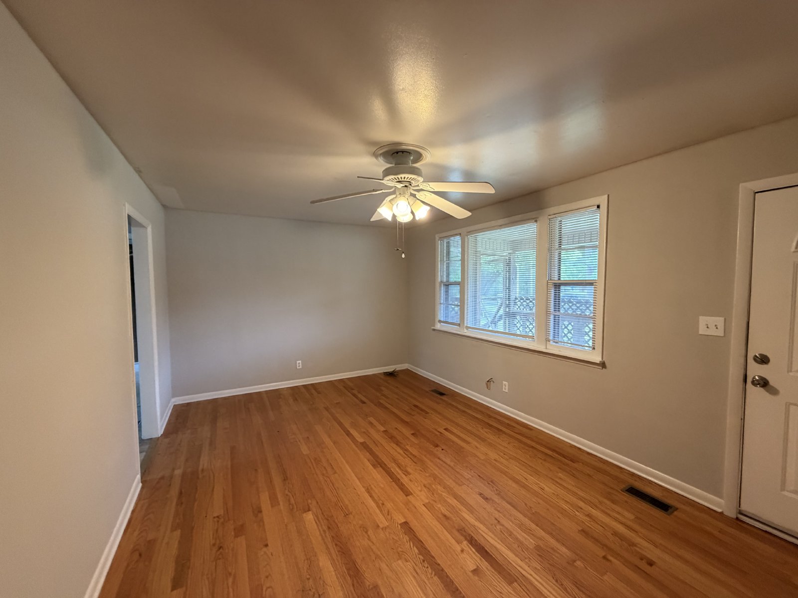 Available Immediatey! 3 Bedroom 1 Bath + Bonus & Screened in Porch property image