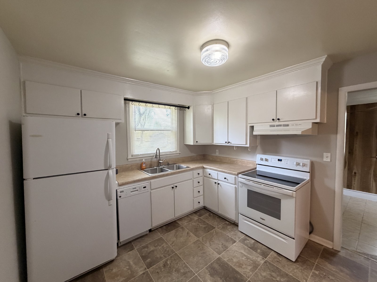Available Immediatey! 3 Bedroom 1 Bath + Bonus & Screened in Porch property image
