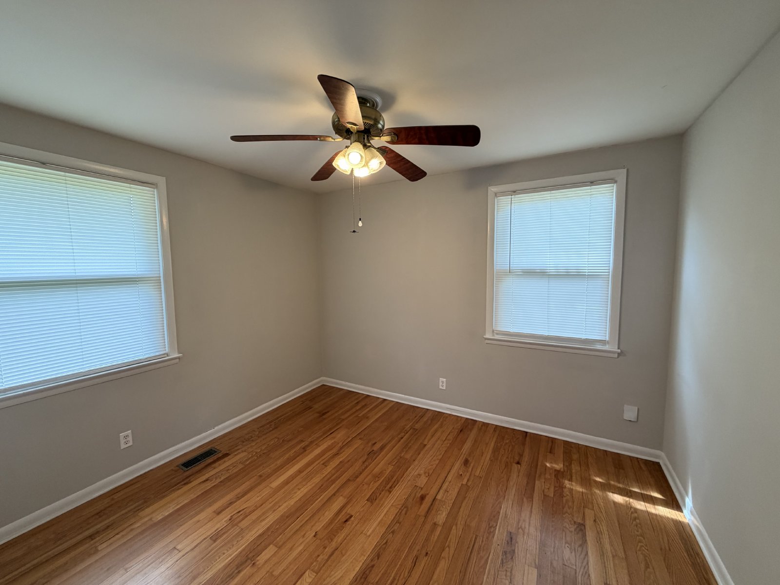 Available Immediatey! 3 Bedroom 1 Bath + Bonus & Screened in Porch property image