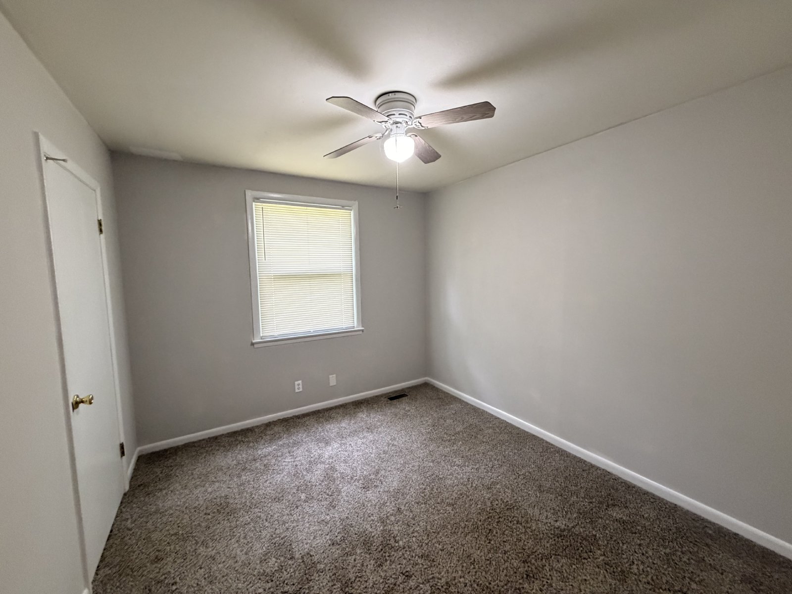 Available Immediatey! 3 Bedroom 1 Bath + Bonus & Screened in Porch property image