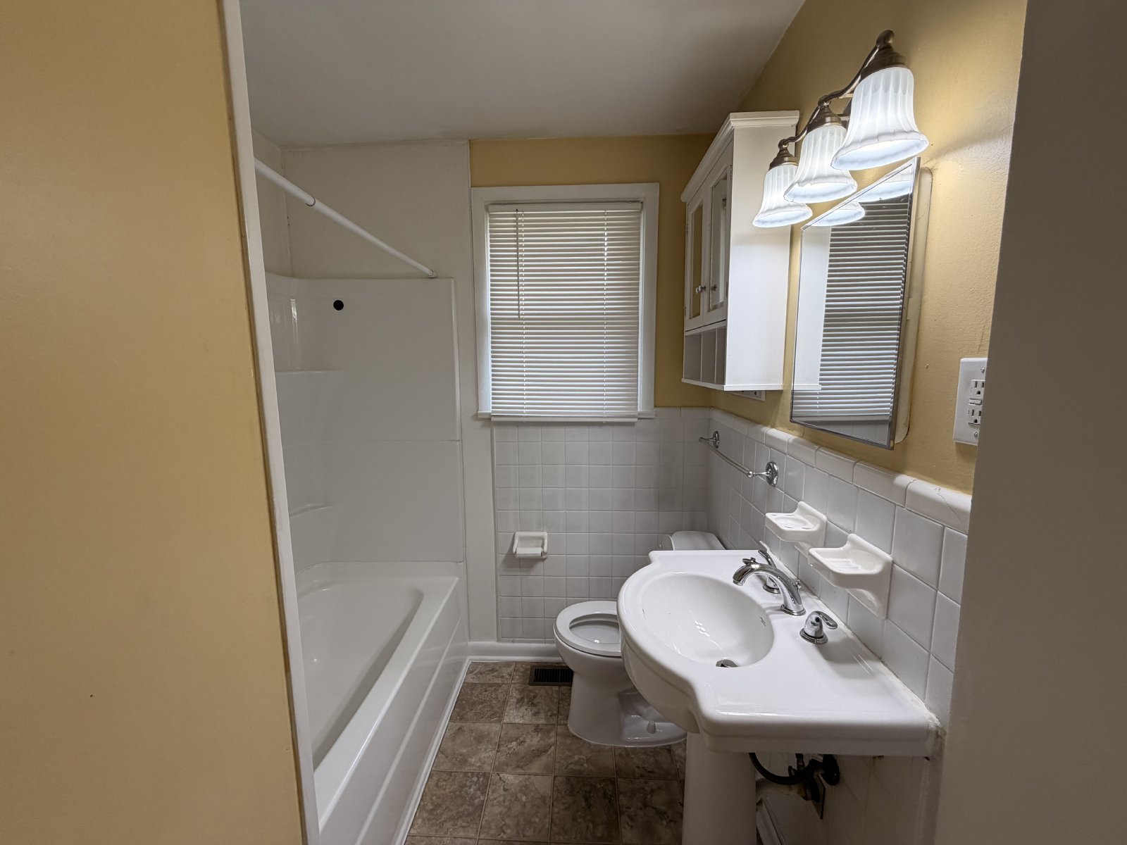 Available Immediatey! 3 Bedroom 1 Bath + Bonus & Screened in Porch property image