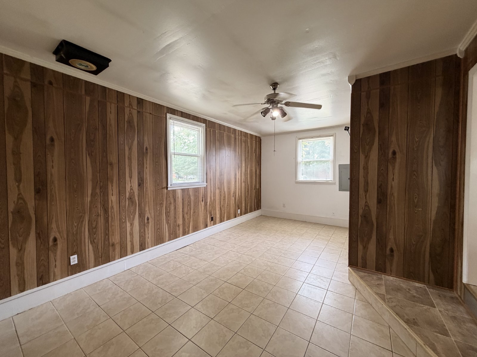 Available Immediatey! 3 Bedroom 1 Bath + Bonus & Screened in Porch property image