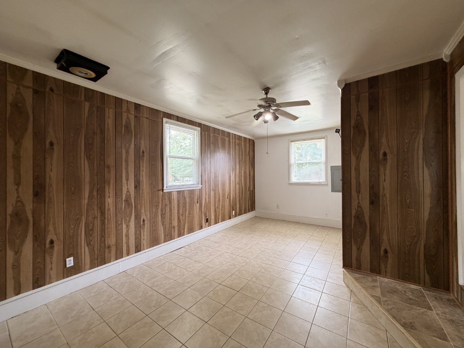 Available Immediatey! 3 Bedroom 1 Bath + Bonus & Screened in Porch property image