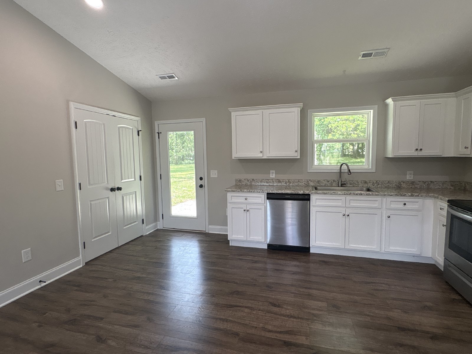 Spacious 3 Bed 2 Bath Duplex with Fenced-In Backyard! property image
