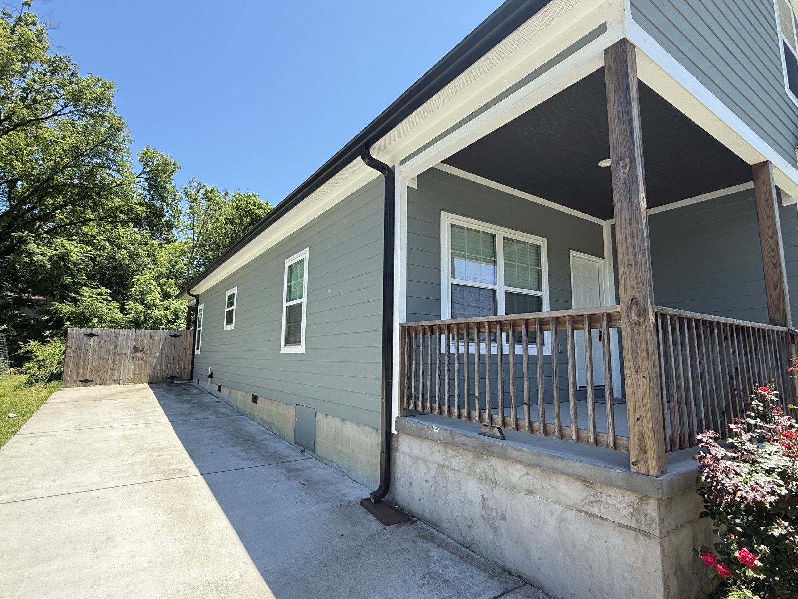 Charming 3 bed, 2 bath home! Fully fenced in, HUGE laundry room! property image