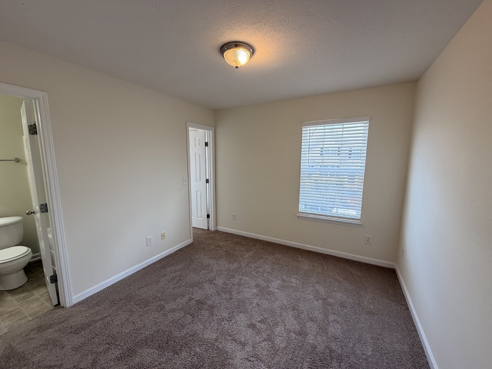 Available Now! 2 Bed, 2.5 Bath Townhome in The Cottages Of Lake Forest property image