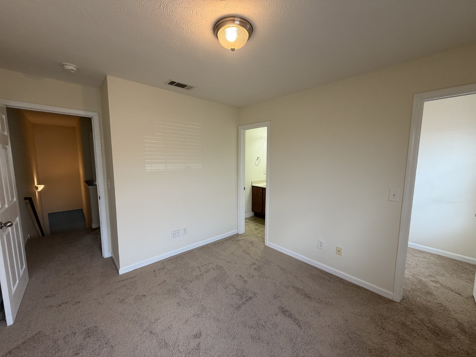 Available Now! 2 Bed, 2.5 Bath Townhome in The Cottages Of Lake Forest property image