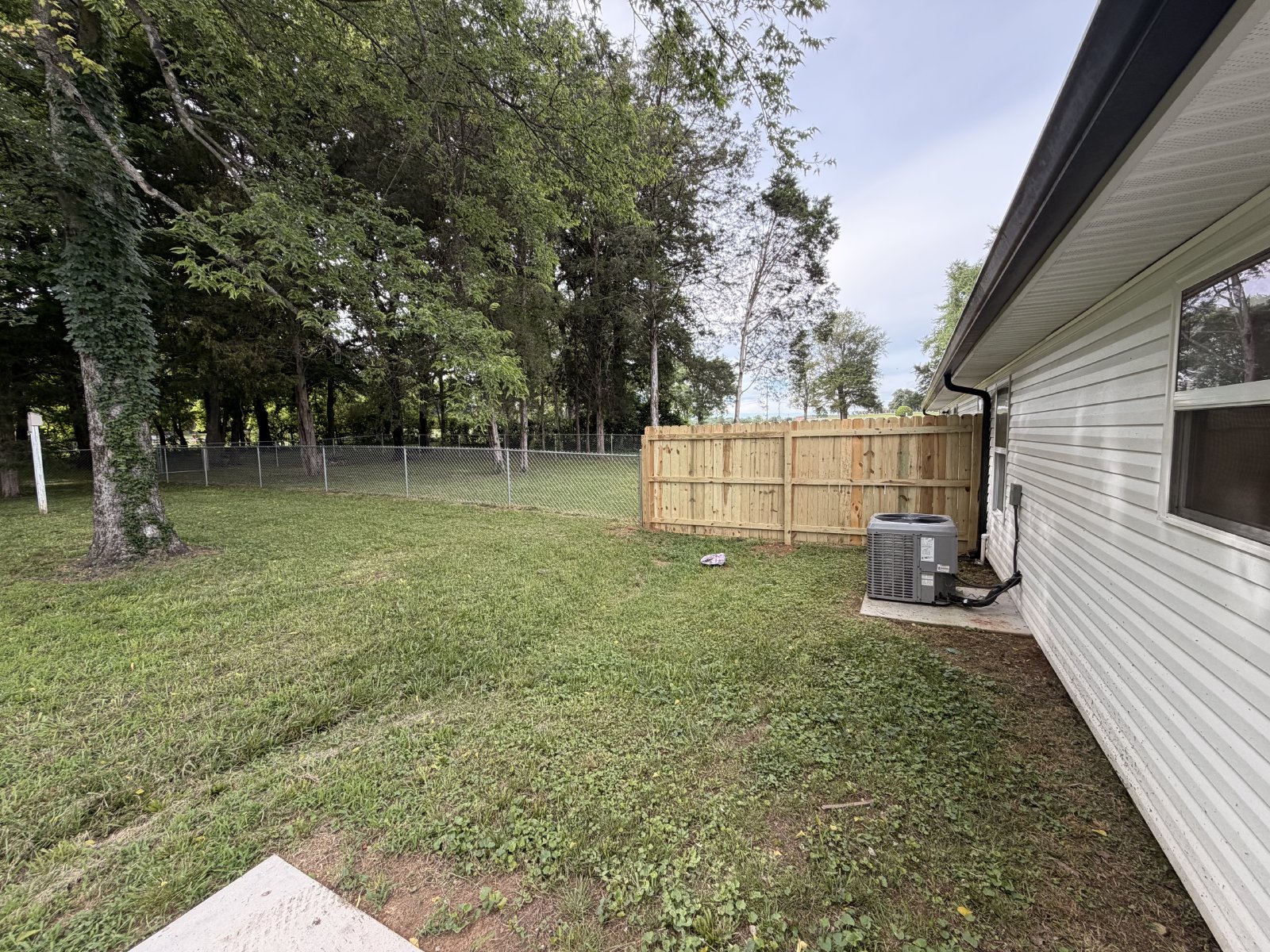 Spacious 3 Bed 2 Bath Duplex with Fenced-In Backyard! property image