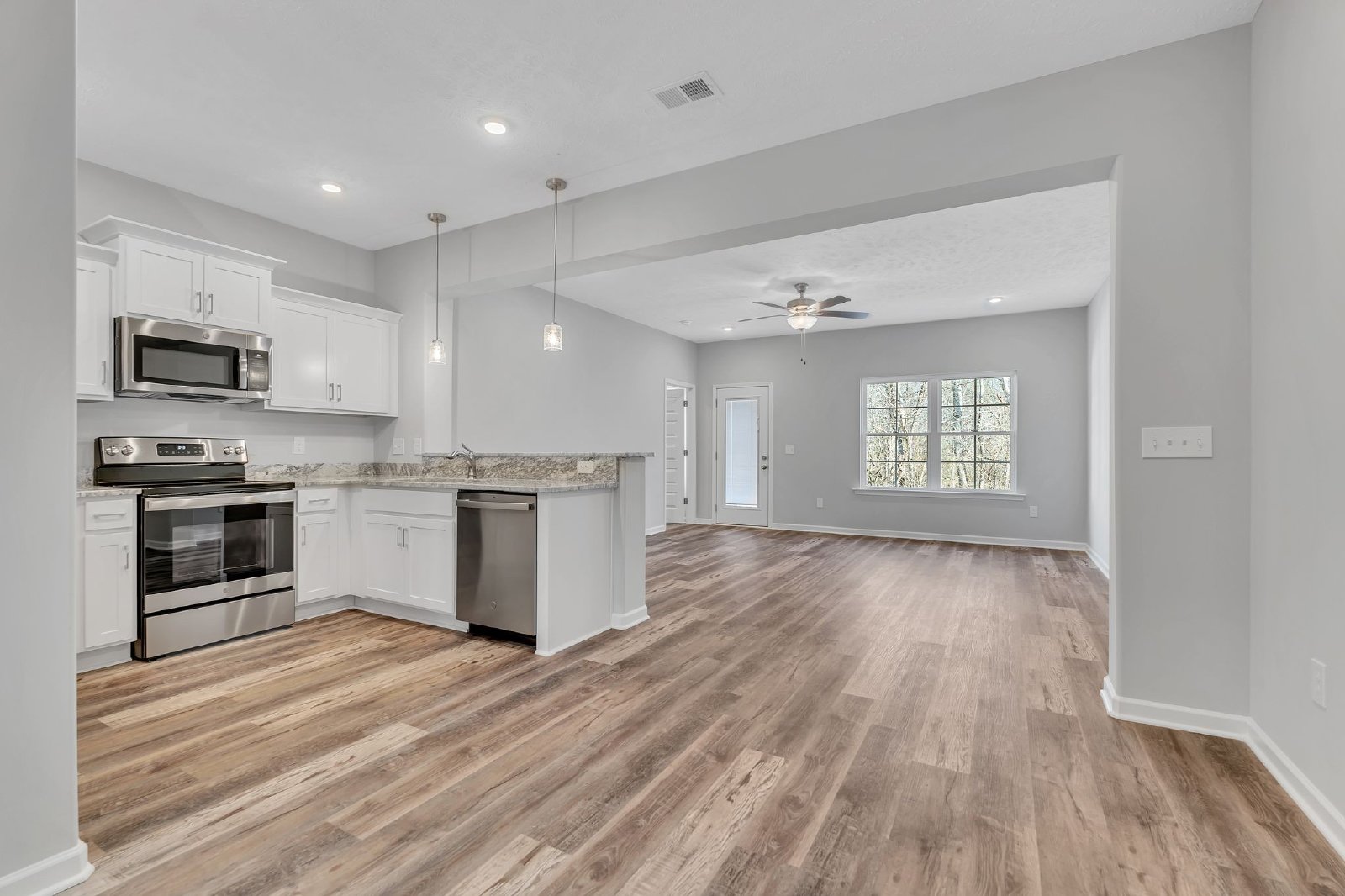 Beautiful LIKE NEW 3 Bed 2.5 Bath Townhome in Manchester! property image