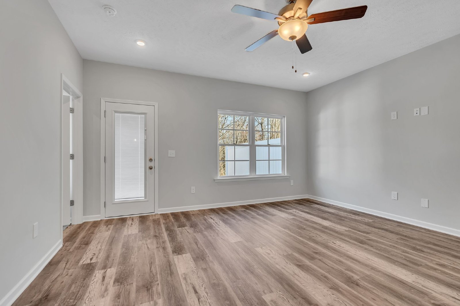 Beautiful LIKE NEW 3 Bed 2.5 Bath Townhome in Manchester! property image