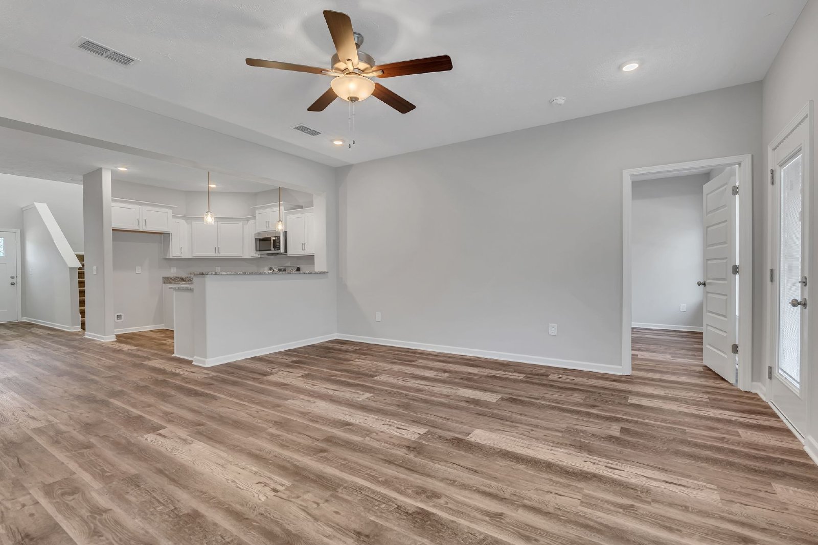 Beautiful LIKE NEW 3 Bed 2.5 Bath Townhome in Manchester! property image