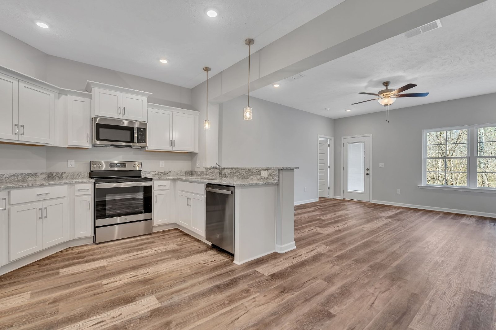 Beautiful LIKE NEW 3 Bed 2.5 Bath Townhome in Manchester! property image