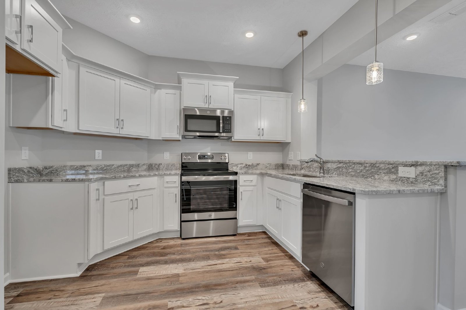Beautiful LIKE NEW 3 Bed 2.5 Bath Townhome in Manchester! property image