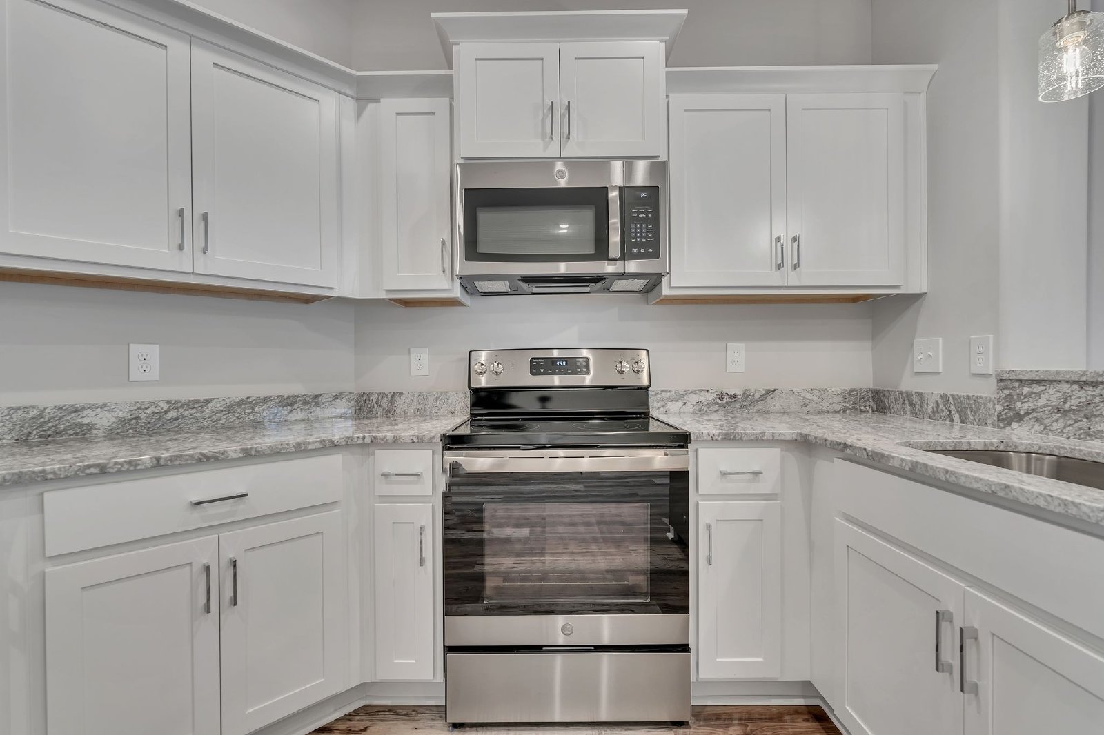 Beautiful LIKE NEW 3 Bed 2.5 Bath Townhome in Manchester! property image