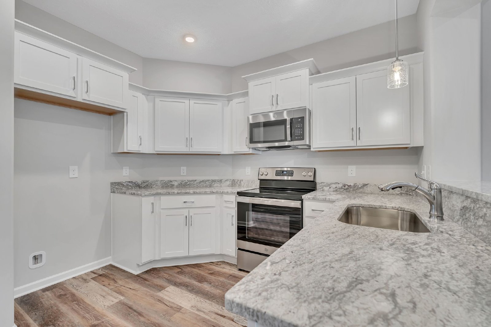 Beautiful LIKE NEW 3 Bed 2.5 Bath Townhome in Manchester! property image