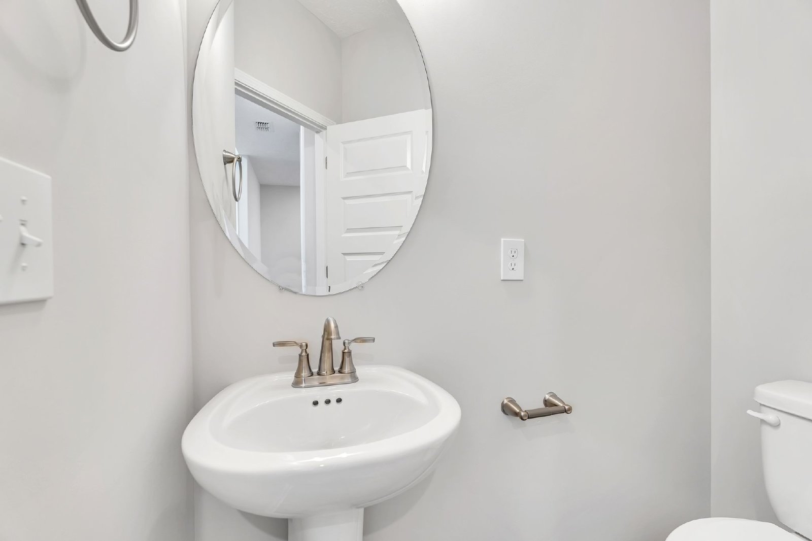 Beautiful LIKE NEW 3 Bed 2.5 Bath Townhome in Manchester! property image