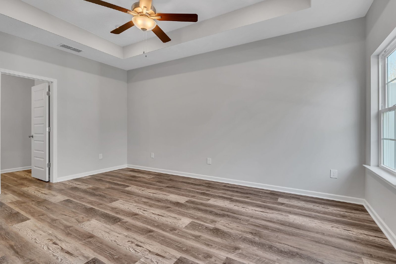 Beautiful LIKE NEW 3 Bed 2.5 Bath Townhome in Manchester! property image