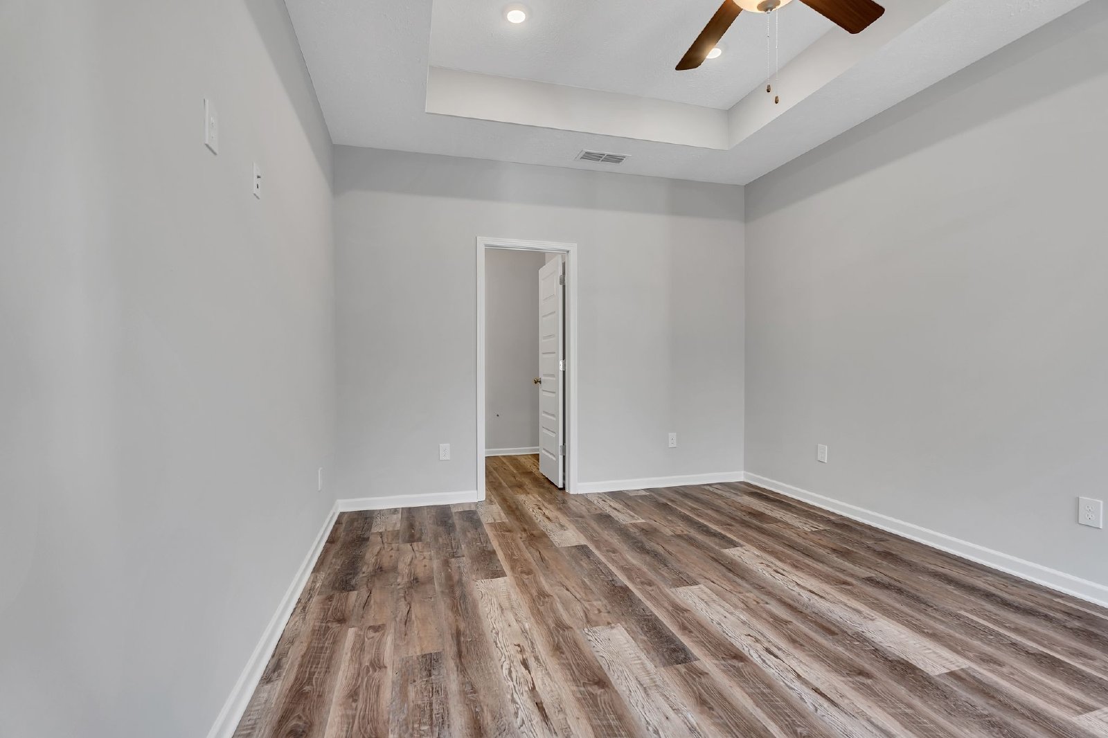 Beautiful LIKE NEW 3 Bed 2.5 Bath Townhome in Manchester! property image