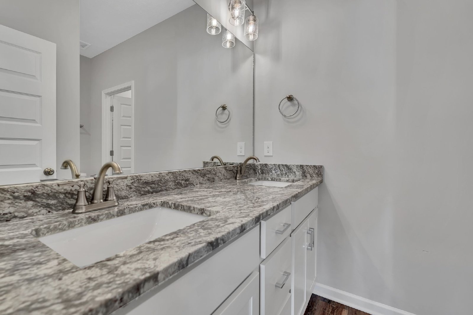 Beautiful LIKE NEW 3 Bed 2.5 Bath Townhome in Manchester! property image