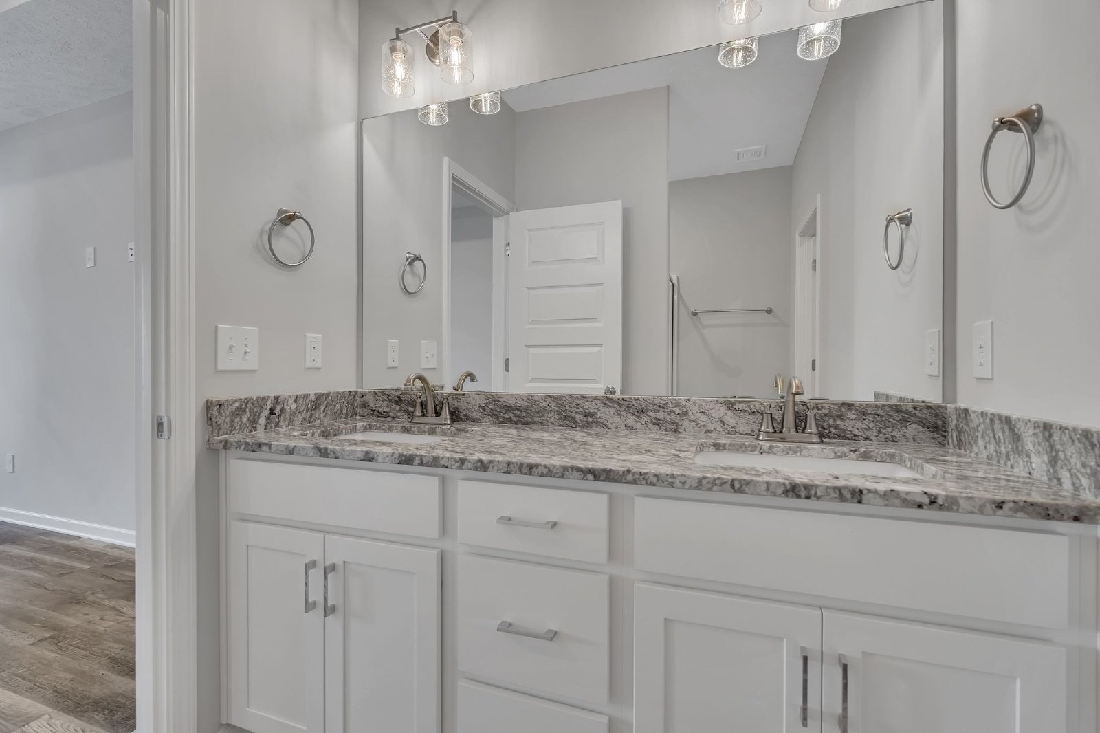 Beautiful LIKE NEW 3 Bed 2.5 Bath Townhome in Manchester! property image