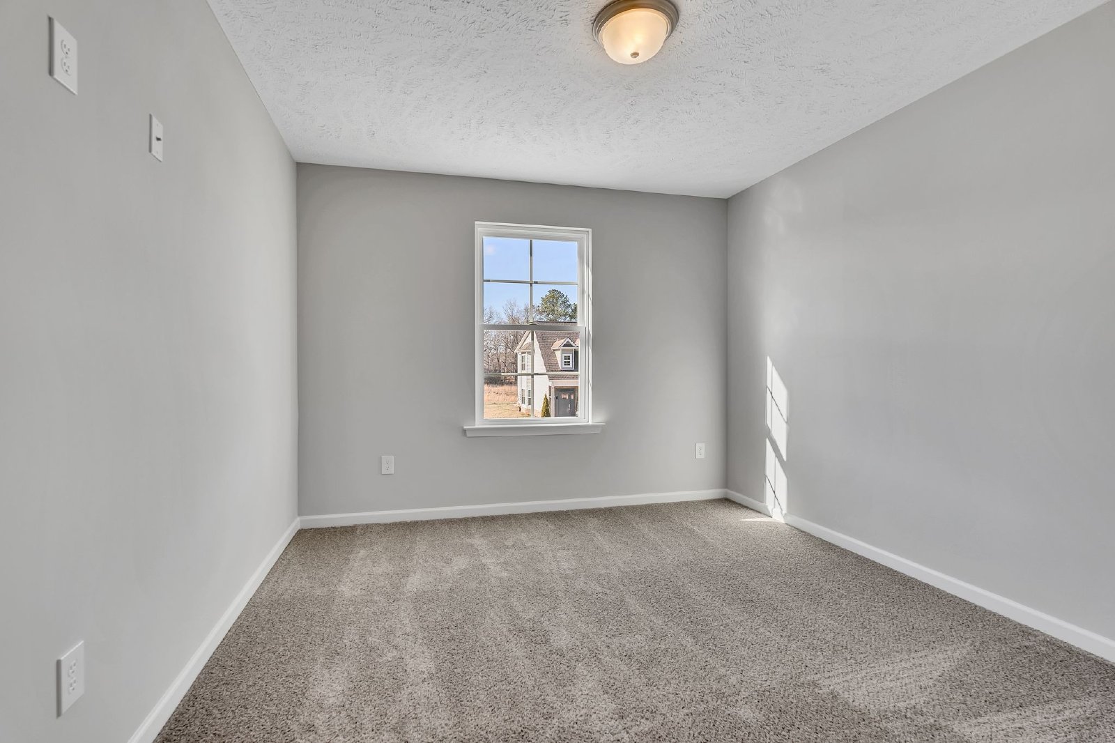 Beautiful LIKE NEW 3 Bed 2.5 Bath Townhome in Manchester! property image