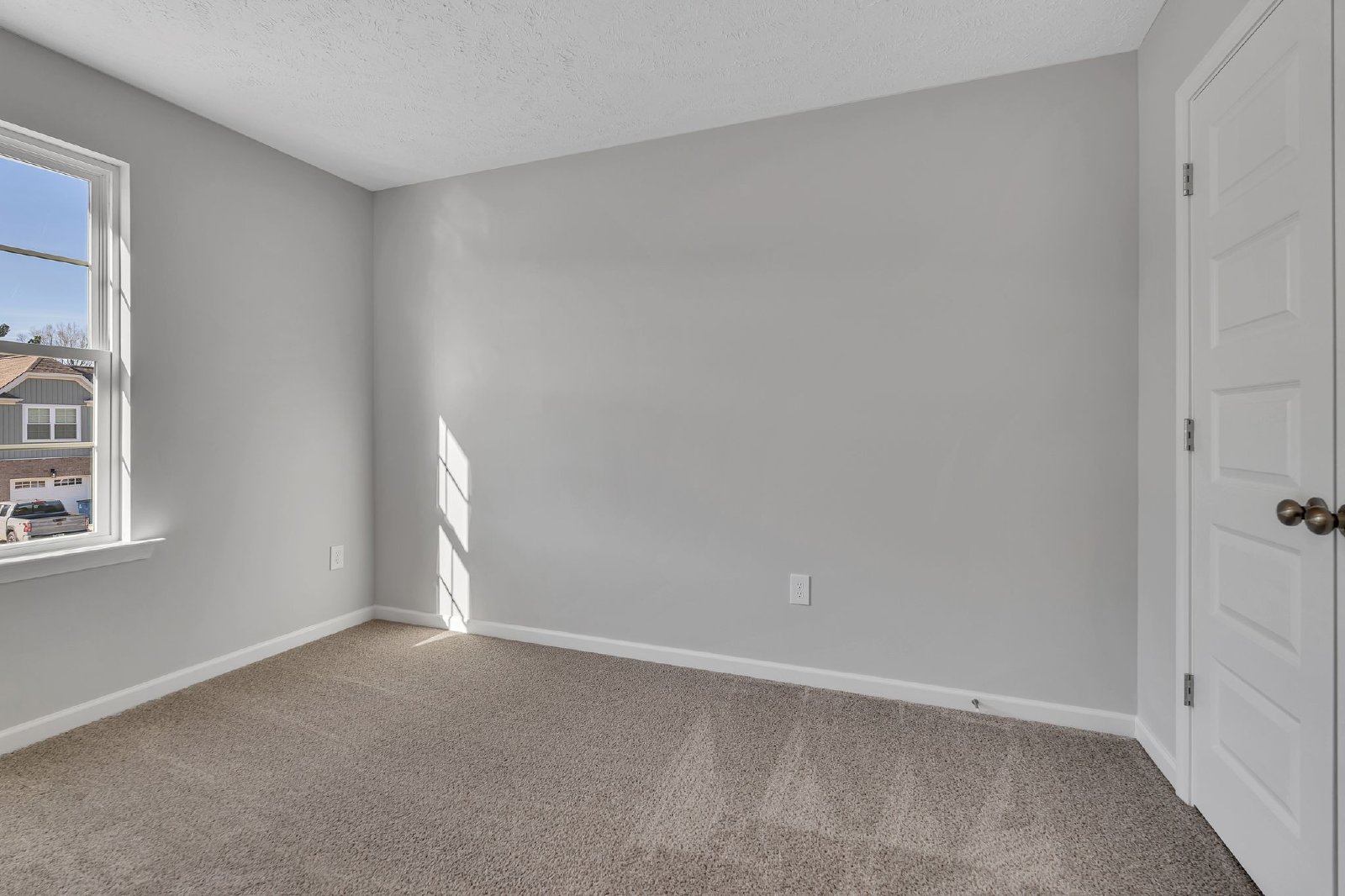Beautiful LIKE NEW 3 Bed 2.5 Bath Townhome in Manchester! property image