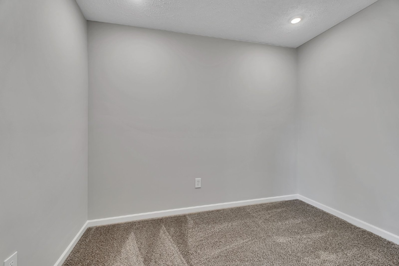 Beautiful LIKE NEW 3 Bed 2.5 Bath Townhome in Manchester! property image
