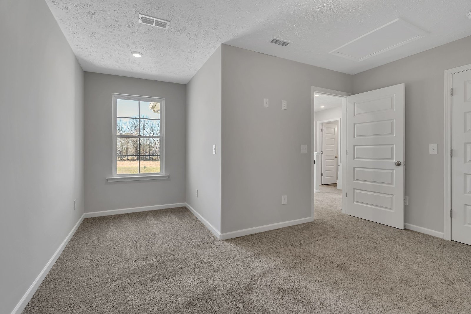Beautiful LIKE NEW 3 Bed 2.5 Bath Townhome in Manchester! property image