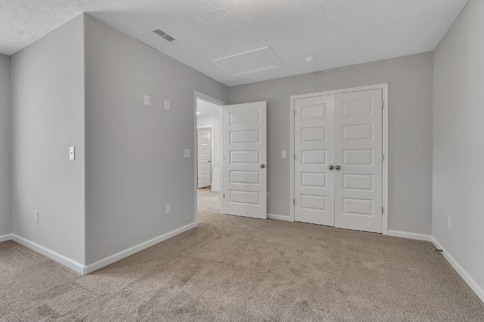 Beautiful LIKE NEW 3 Bed 2.5 Bath Townhome in Manchester! property image