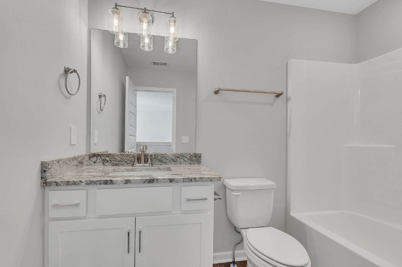 Beautiful LIKE NEW 3 Bed 2.5 Bath Townhome in Manchester! property image