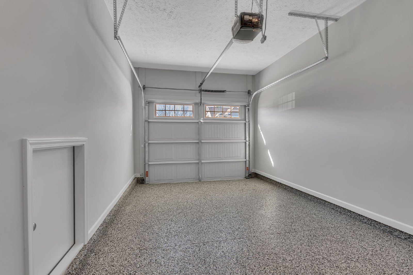 Beautiful LIKE NEW 3 Bed 2.5 Bath Townhome in Manchester! property image