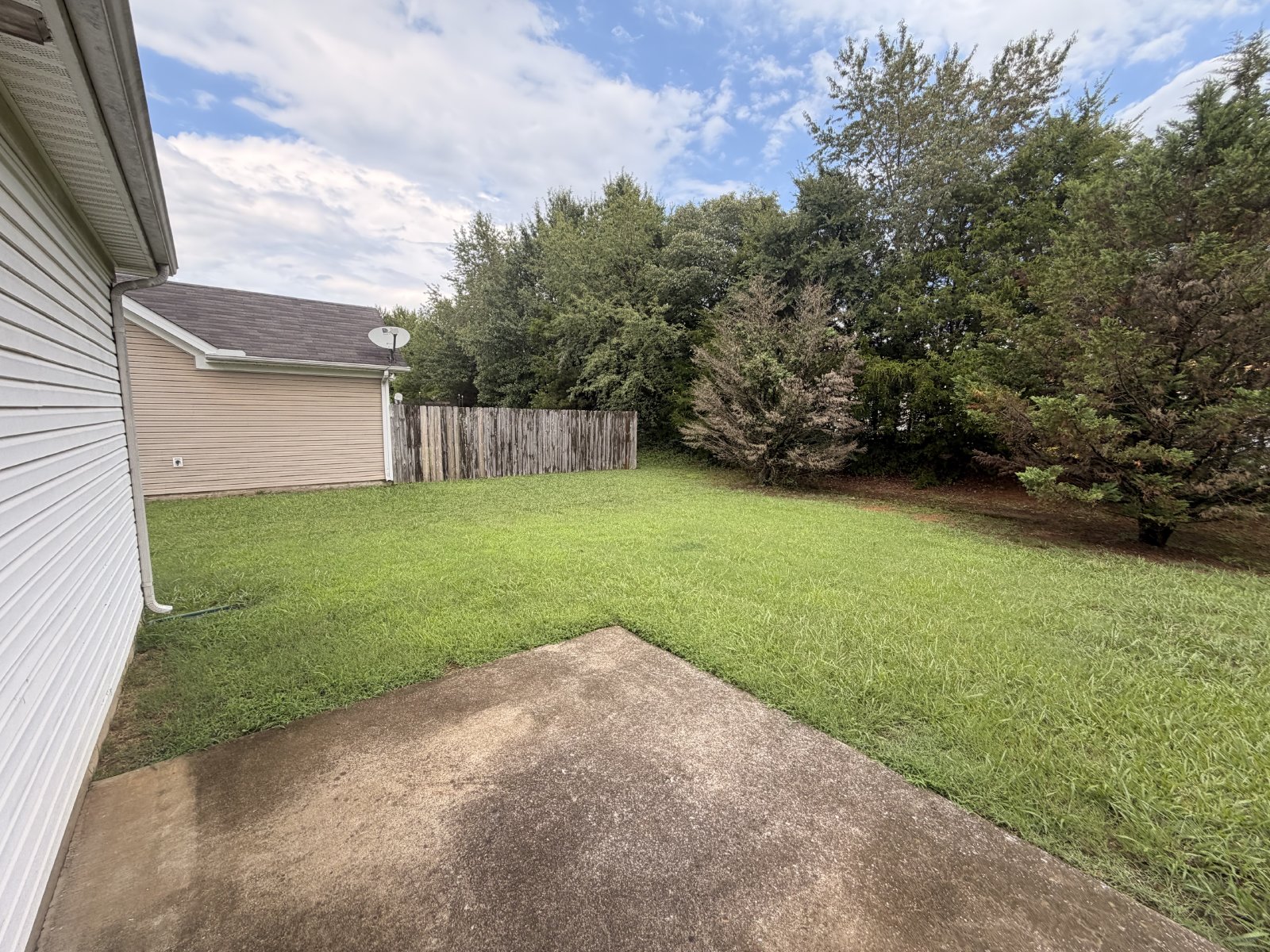 Available Immediately – Beautiful 3 Bedroom, 2.5 Bath Home with Bonus Room in Belmont! property image