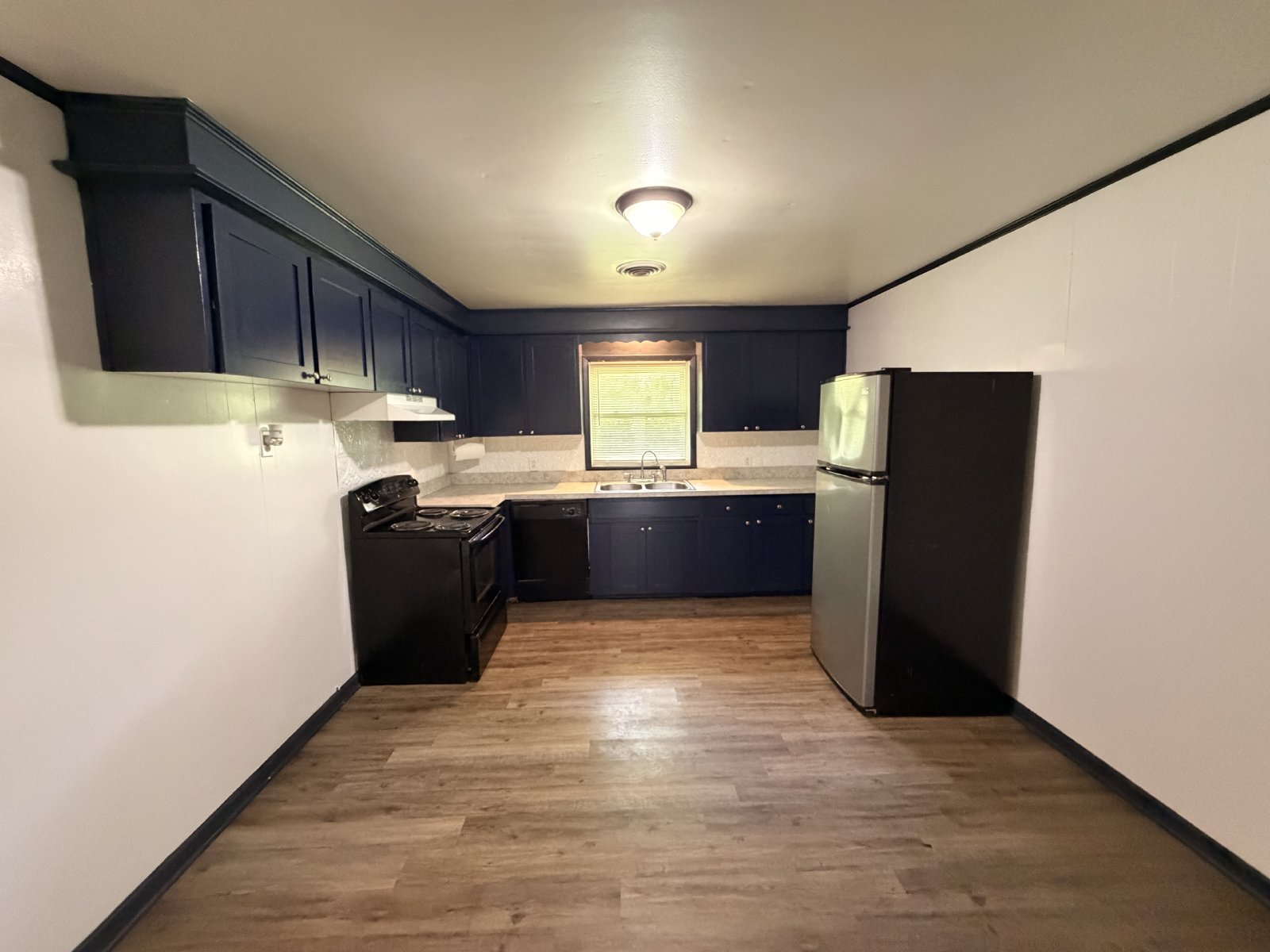 Nice 2 BR/1 Bath Duplex - Covered Parking & Large Backyard property image