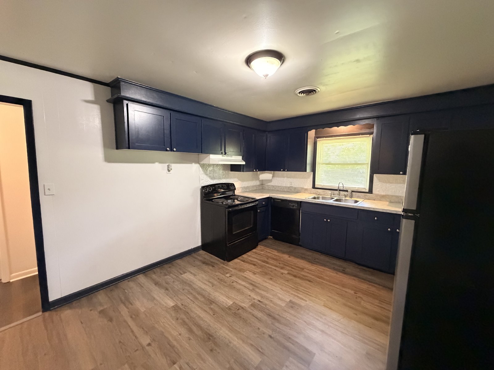 Nice 2 BR/1 Bath Duplex - Covered Parking & Large Backyard property image