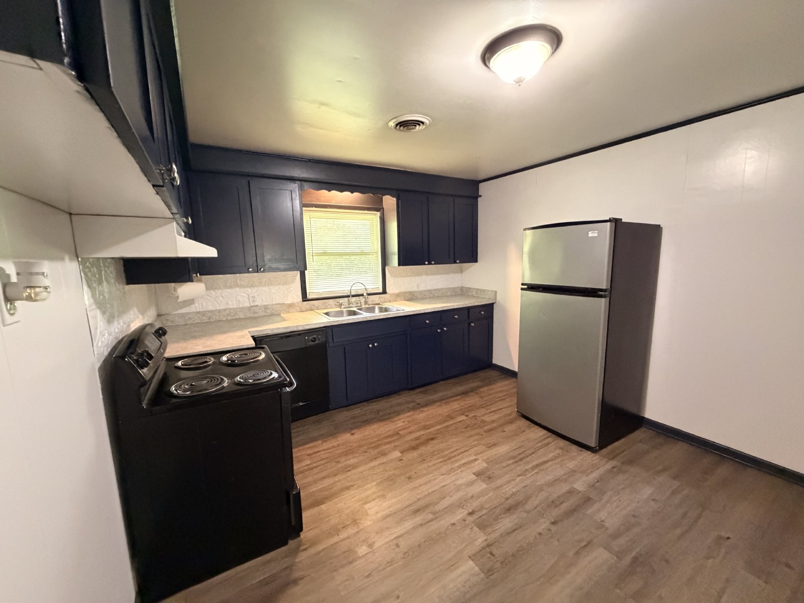 Nice 2 BR/1 Bath Duplex - Covered Parking & Large Backyard property image