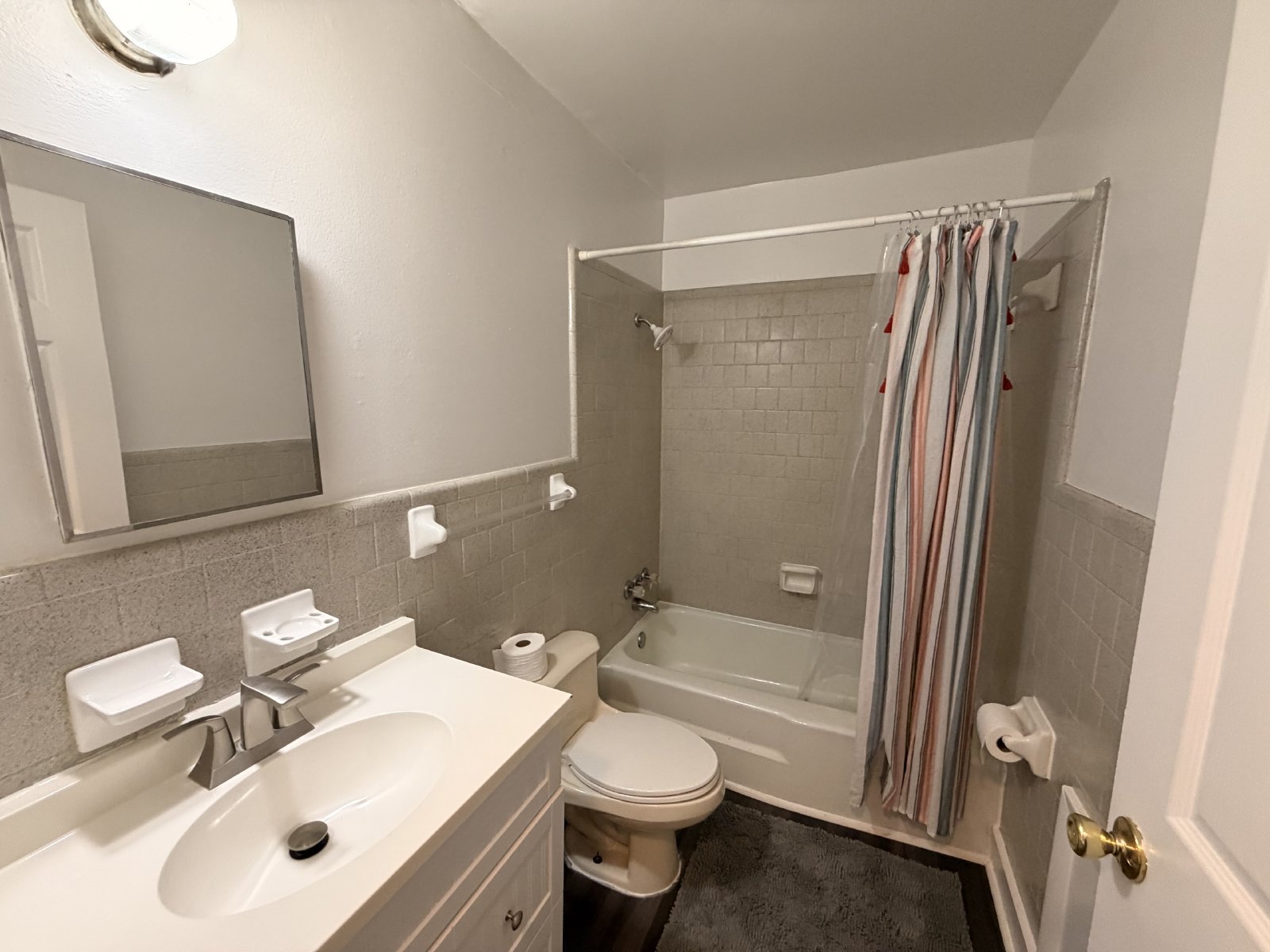 Nice 2 BR/1 Bath Duplex - Covered Parking & Large Backyard property image