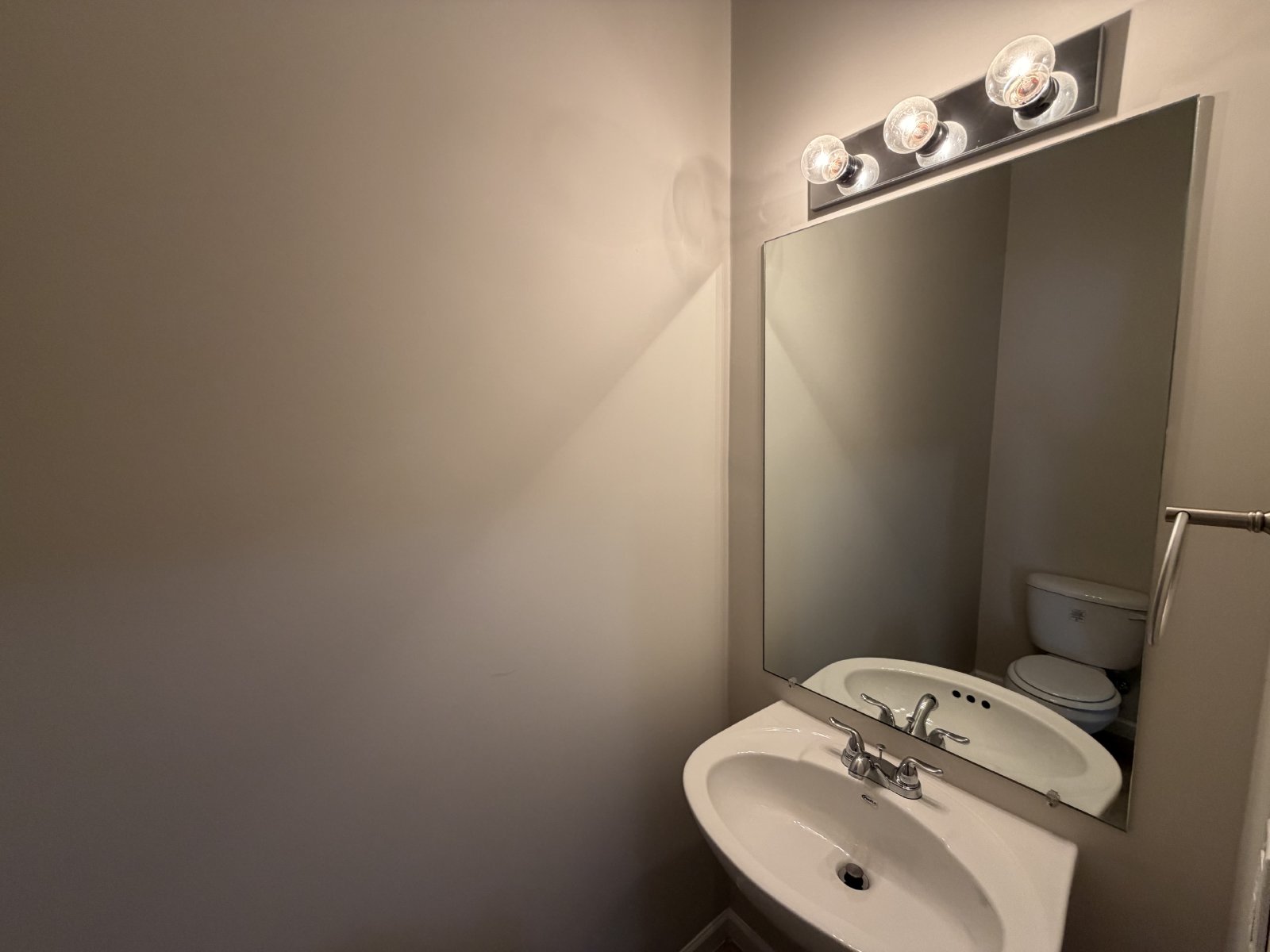 3 Bed 2.5 Bath Townhome in Brentwood property image
