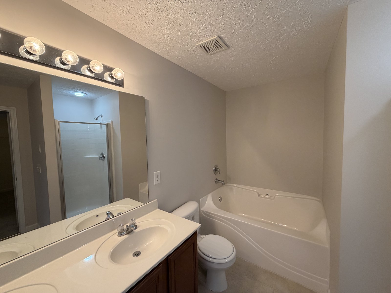 3 Bed 2.5 Bath Townhome in Brentwood property image